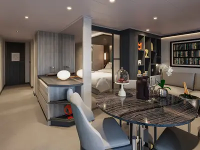 Elegantes Wohn- und Esszimmer einer Suite an Bord der Explora III mit Blick auf das Schlafzimmer.