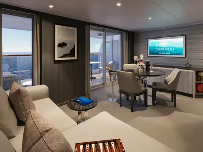 Rendering einer eleganten Suite mit Sitzbereich, Esstisch und Balkon mit Meerblick an Bord der Explora III.