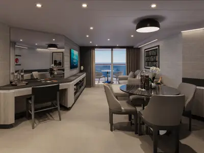Elegante Suite an Bord der Explora III mit moderner Einrichtung, Esstisch, Sitzbereich und Balkon mit Blick auf das Meer.