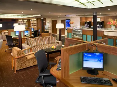 Das Explorations Café an Bord der Eurodam bietet gemütliche Sofas, Sessel, eine Bibliothek und Computerarbeitsplätze.
