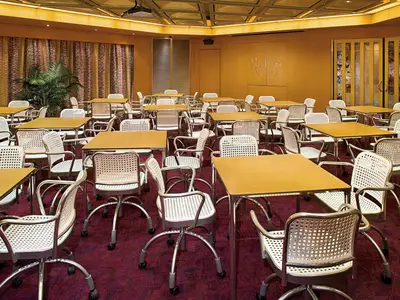 Der Hudson Room an Bord der Eurodam mit zahlreichen Tischen und Stühlen für Konferenzen und Seminare.