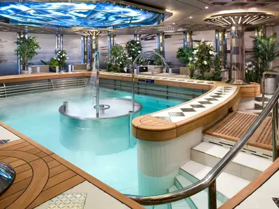 Moderner Hydrotherapie-Pool mit Massagedüsen, Holzumrandung und Pflanzen im Spa-Bereich an Bord der Eurodam.