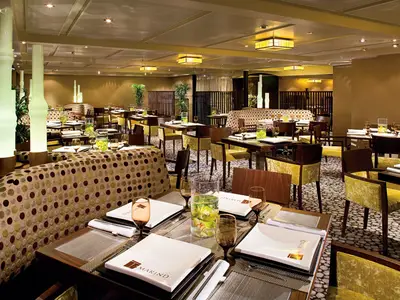 Eingedeckte Tische und gemusterte Sitzbänke im asiatischen Tamarind Restaurant an Bord der Eurodam.