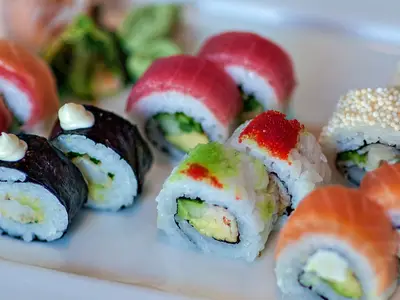 Nahaufnahme von verschiedenen, kunstvoll zubereiteten Sushi-Rollen im Tamarind Restaurant an Bord der Eurodam.