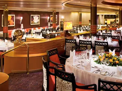 Der stilvoll gestaltete Rembrandt Dining Room an Bord der Eurodam mit fein gedeckten Tischen für das Abendessen.