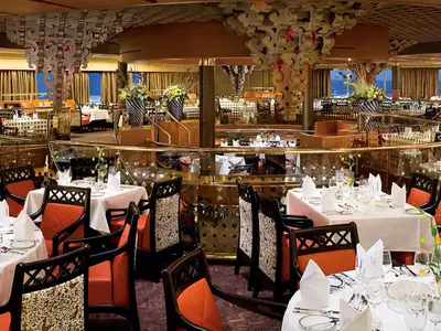 Elegantes Restaurant Rembrandt Dining Room an Bord der Eurodam mit stilvoll eingedeckten Tischen und goldfarbenem Dekor.