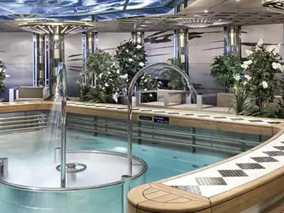Der beheizte Hydrotherapie-Pool mit Wasserdüsen im luxuriösen Spa-Bereich an Bord der Eurodam.