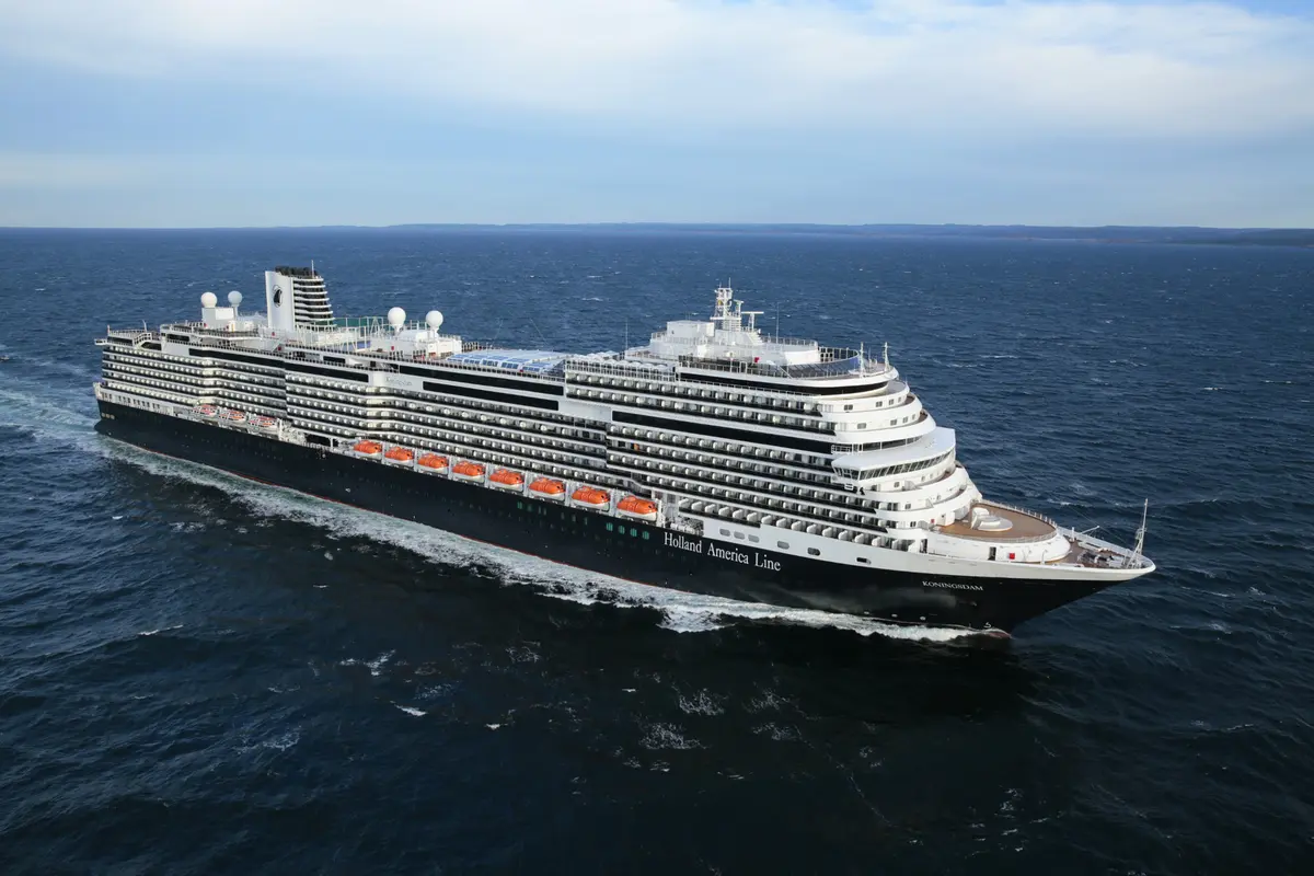 Eine spektakuläre Luftaufnahme der Koningsdam von Holland America Line, die durch das blaue Meer fährt.