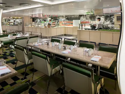 Hell erleuchtetes Lido Market Buffet-Restaurant mit gedeckten Tischen an Bord der Koningsdam.