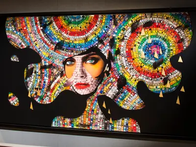 Ein detailreiches Kunstwerk aus bunten Spielzeugautos stellt das Gesicht einer Frau an Bord der Koningsdam dar.