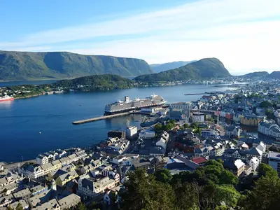 Spektakuläre Vogelperspektive auf die im malerischen Hafen von Ålesund liegende Koningsdam, umgeben von Fjorden und Bergen.