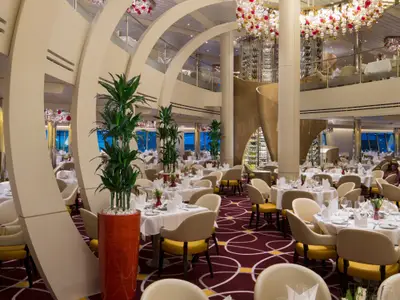 Der großzügige und elegant gestaltete Hauptspeisesaal an Bord der Koningsdam mit gedeckten Tischen.
