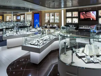 Blick in das elegante Schmuckgeschäft an Bord der Koningsdam mit glänzenden Glasvitrinen voller Diamanten und Juwelen.