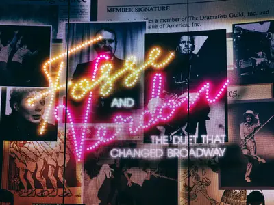 Eine leuchtende Neon-Wandcollage über das berühmte Duo Fosse und Verdon auf der World Stage an Bord der Koningsdam.