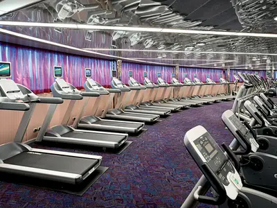 Eine Reihe von modernen Laufbändern und Ergometern im Fitnessstudio an Bord der Nieuw Amsterdam.