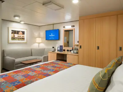 Die Innenkabine an Bord der Nieuw Amsterdam ist gemütlich eingerichtet und bietet ein Sofa sowie ein großes Doppelbett.