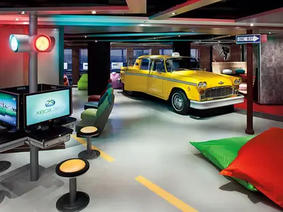 Der Teen-Club 'Club Hal' an Bord der Nieuw Amsterdam bietet eine coole Kulisse mit einem gelben New York Taxi, Xbox-Gaming-Stationen und Sitzsäcken.