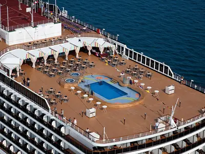 Vogelperspektive auf den Sea View Pool und den Liegebereich im Heckbereich an Bord der Nieuw Amsterdam.