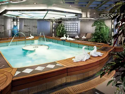 Der warme Hydrotherapie-Pool an Bord der Nieuw Amsterdam mit sprudelndem Wasser, Handtuch-Schwänen und Pflanzen.