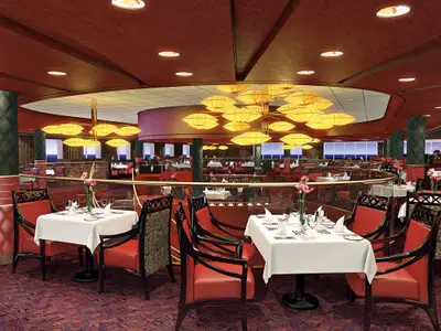 Stilvoll gedeckte Tische im zweistöckigen Manhattan Restaurant an Bord der Nieuw Amsterdam.