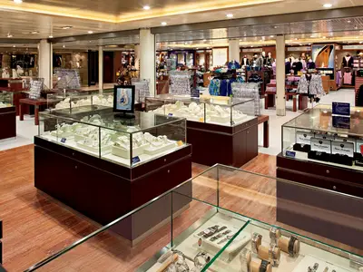 Die edle Schmuckboutique an Bord der Nieuw Amsterdam zeigt gläserne Vitrinen voller Schmuckstücke und Uhren.