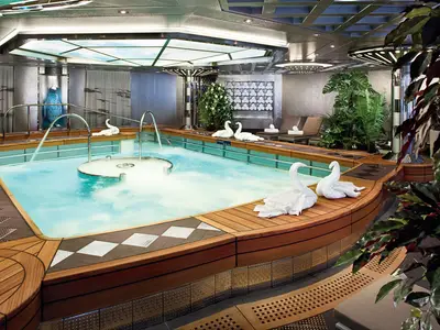 Der Thermalpool im Spa-Bereich an Bord der Nieuw Amsterdam mit Handtuch-Schwänen und Holzumrandung.