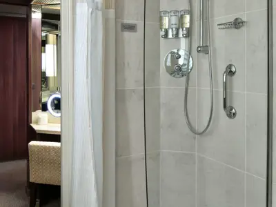 Blick in das moderne Badezimmer mit einer barrierefreien Dusche in einer Suite an Bord der Nieuw Amsterdam.