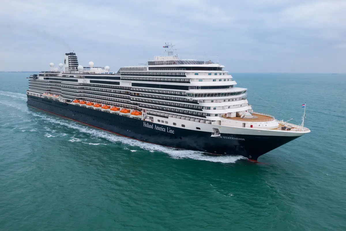 Luftaufnahme der eleganten Nieuw Statendam von Holland America Line auf dem blauen Meer bei leicht bewölktem Himmel.