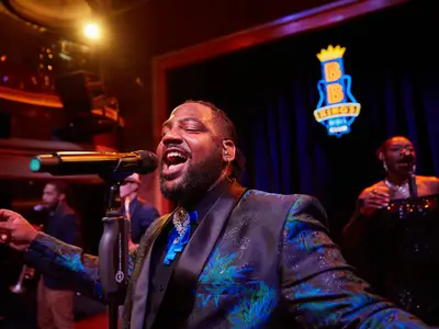 Ein Sänger tritt mit seiner Band im B.B. King's Blues Club an Bord der Nieuw Statendam auf.