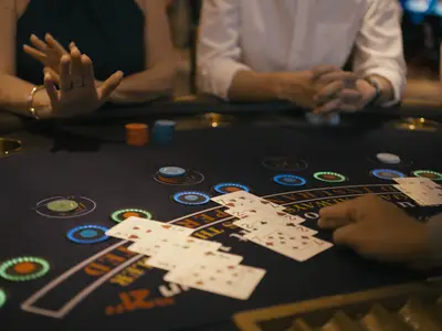 Ein Kartenspiel wird an einem Blackjack-Tisch im eleganten Casino an Bord der Nieuw Statendam gegeben.