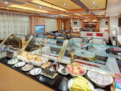 Ein reichhaltiges Buffet mit frischem Obst und Gebäck in der eleganten Neptune Lounge an Bord der Noordam.
