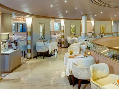 Der elegant gestaltete Pinnacle Grill an Bord der Noordam mit stilvoll eingedeckten Tischen und hellem Marmorboden.