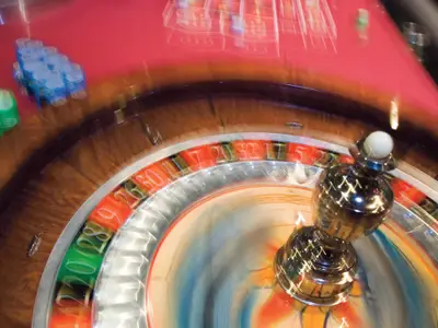 Nahaufnahme eines sich drehenden Roulette-Rads mit Bewegungsschärfe im Casino an Bord der Oosterdam.
