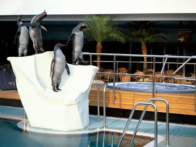 Ein Blick auf die Pinguin-Skulpturen auf einem künstlichen Eisberg neben dem Whirlpool auf dem Lido-Deck an Bord der Oosterdam.