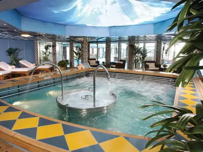 Ein sprudelnder Hydrotherapie-Pool mit Wasserdüsen im eleganten Spa-Bereich an Bord der Oosterdam.