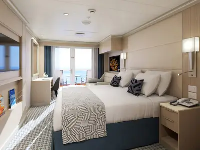 Ein Rendering einer stilvollen Balkonkabine an Bord der Rotterdam mit einem großen Bett, Schreibtisch und Blick aufs Meer.
