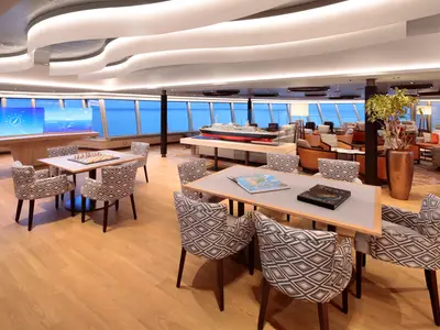 Die stilvoll eingerichtete Crow's Nest Lounge an Bord der Rotterdam mit gemütlichen Sitzecken, Tischen und weitem Meerblick.