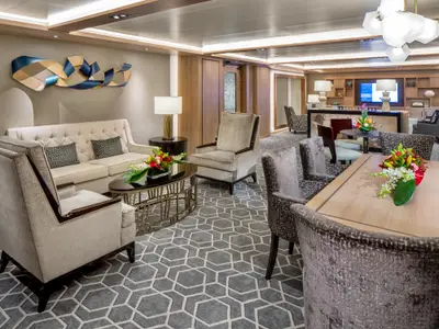 Die stilvolle Lounge an Bord der Rotterdam verfügt über elegante Sitzbereiche mit Sofas, Sesseln und Blumenarrangements.