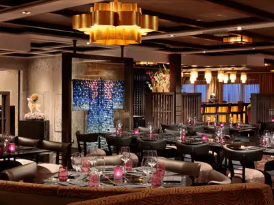 Eingedeckte Tische in einem edlen Restaurant an Bord der Rotterdam mit einem ausgestellten Kimono.