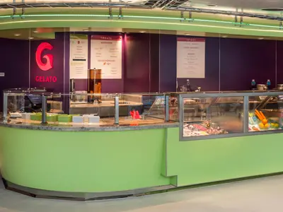 Blick auf den grünen Tresen und die Eisauswahl der Gelateria G Gelato an Bord der Rotterdam.