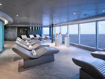 Der Spa-Bereich an Bord der Rotterdam bietet ergonomische Wärmeliegen und einen Panoramablick auf das weite Meer.