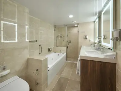Das luxuriöse Badezimmer einer Neptune Suite an Bord der Rotterdam bietet eine Badewanne und ein Doppelwaschbecken.