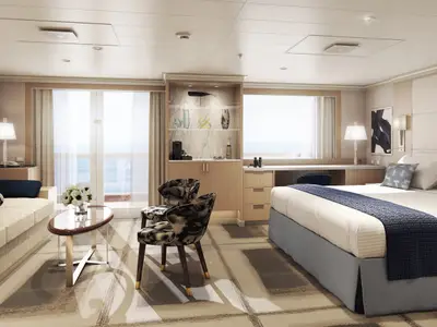 Modern gestaltete Neptune Suite an Bord der Rotterdam mit Doppelbett, Sitzecke und Balkonzugang.