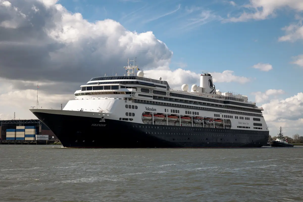 Die elegante Volendam der Reederei Holland America Line fährt tagsüber auf dem Wasser.
