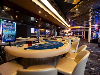 Ein weitwinkliger Blick auf die Spieltische und die Beleuchtung im Casino an Bord der Volendam.
