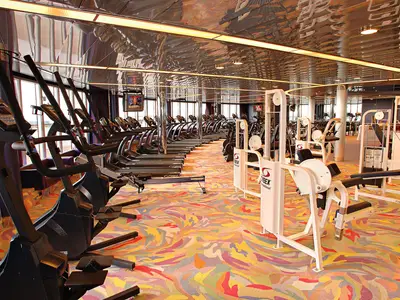 Ein bunter Teppichboden liegt im Fitnessbereich an Bord der Westerdam, der mit Laufbändern und Kraftgeräten ausgestattet ist.