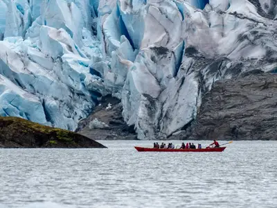 Passagiere bei einem Landausflug an Bord der Westerdam im Kanu ganz nah am blau schimmernden Mendenhall-Gletscher.