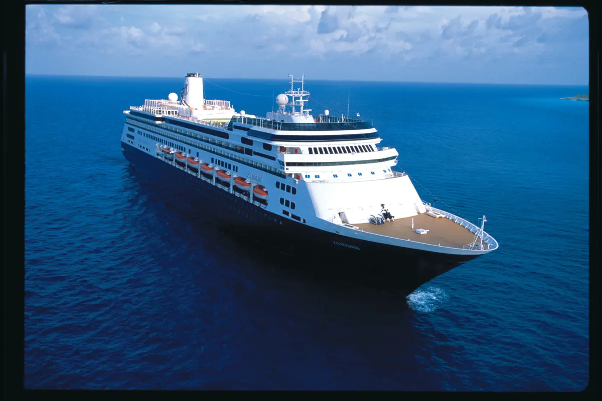 Luftaufnahme der Zaandam der Holland America Line bei der Fahrt durch ein tiefblaues Meer.