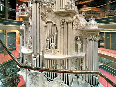 Eine detailreiche, silberne Orgel-Skulptur mit Musikanten-Figuren im Atrium an Bord der Zaandam.