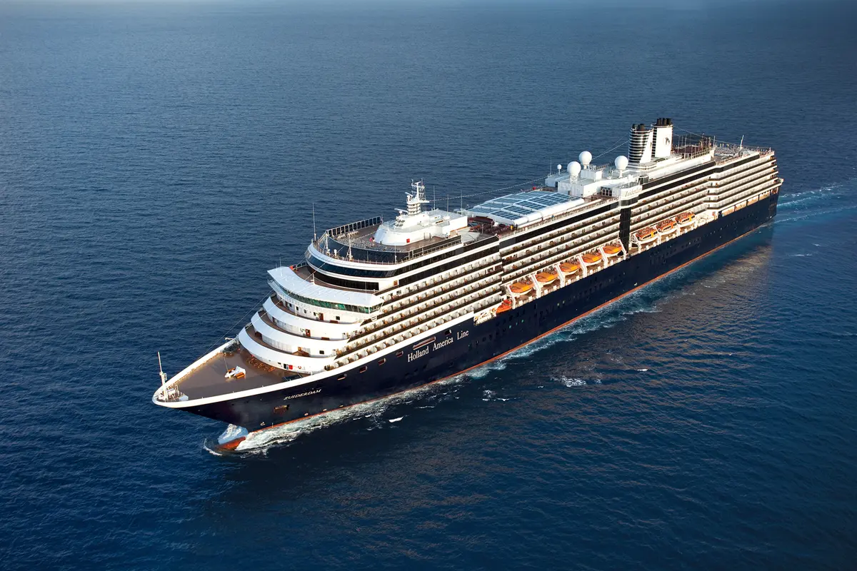Vogelperspektive auf das Kreuzfahrtschiff Zuiderdam von Holland America Line im tiefblauen Meer.